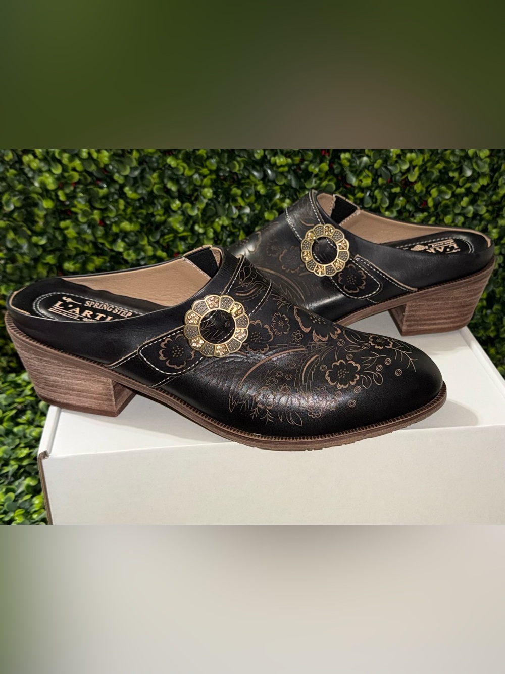 L’Artiste Women's Black Floral Leather Mules with Decorative Buckle W 10 NEW